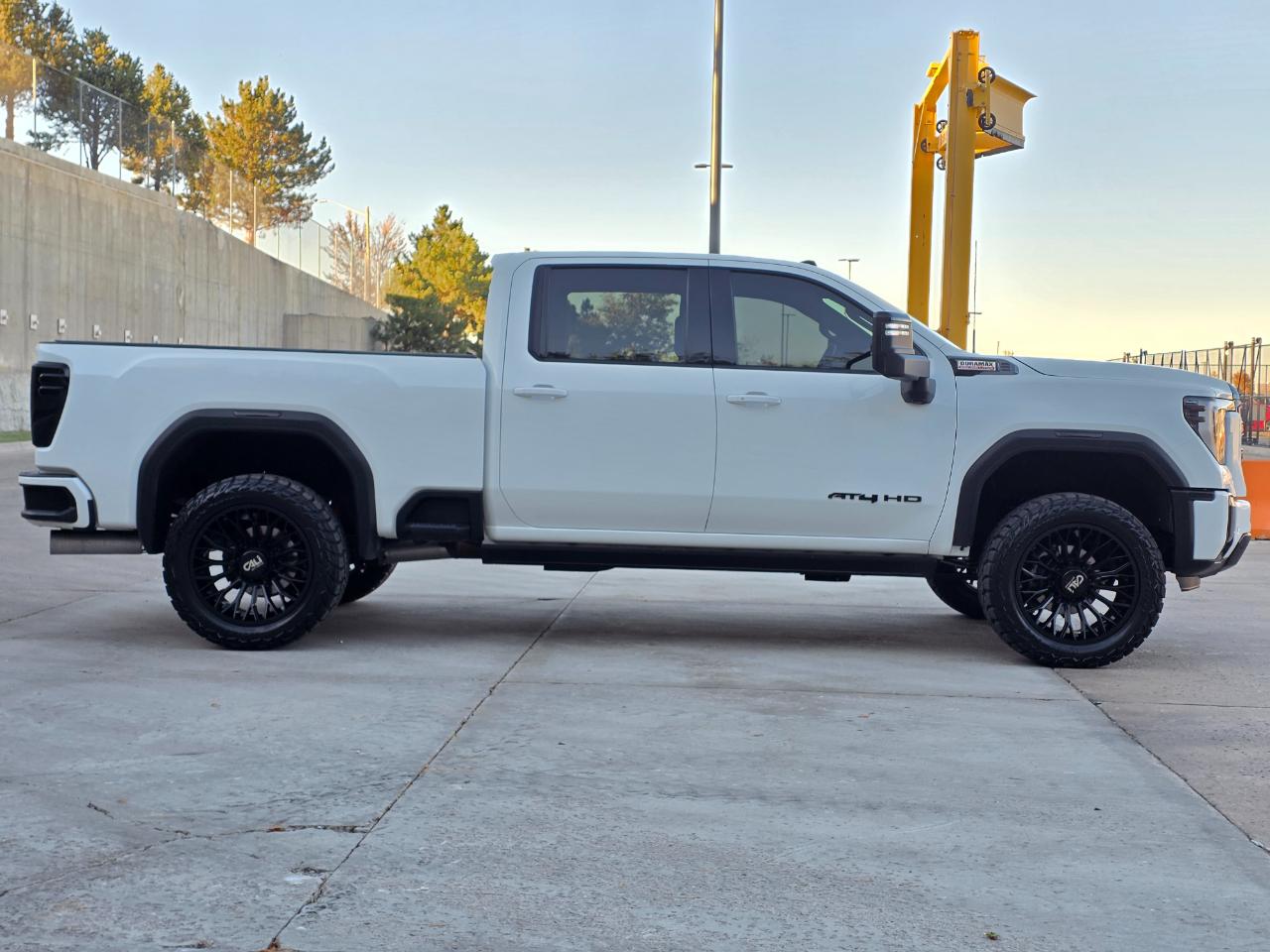 GMC Sierra 2500HD 4WD Crew Cab 159" AT4 2024