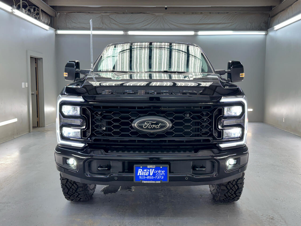 2025 Ford F-250 Lariat Tremor photo 2