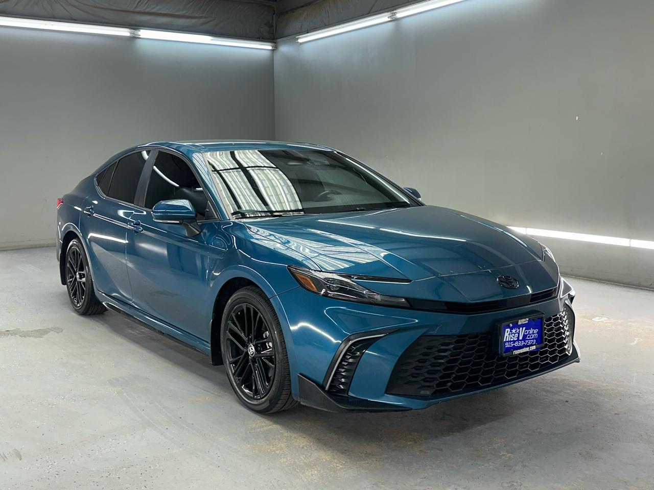 Toyota Camry Hybrid XLE 2025