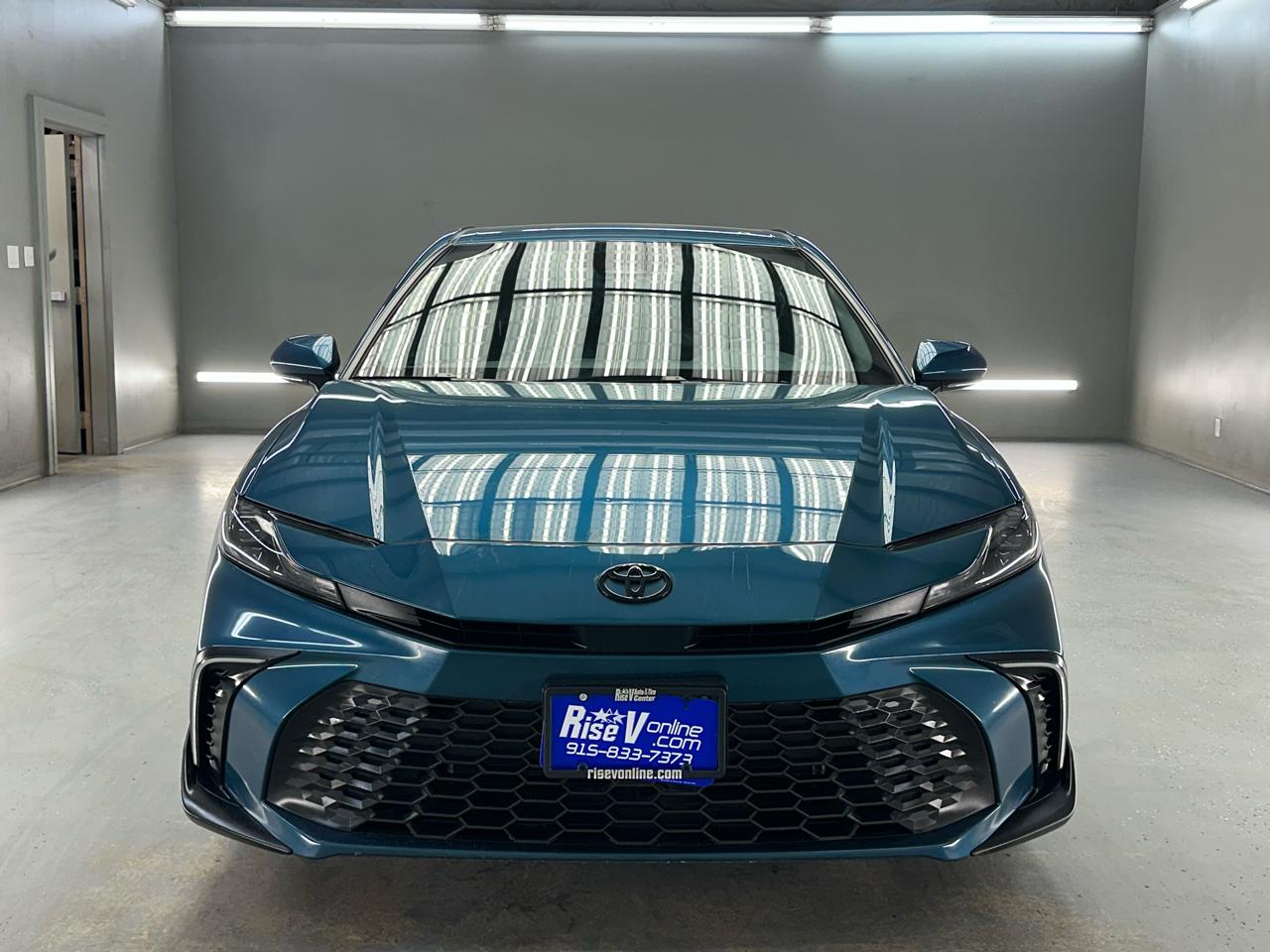 Toyota Camry Hybrid XLE 2025