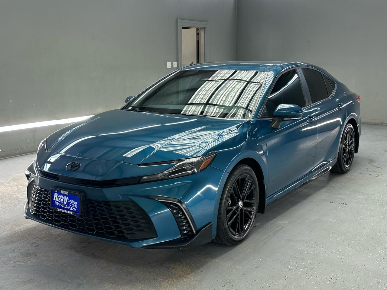 Toyota Camry Hybrid XLE 2025