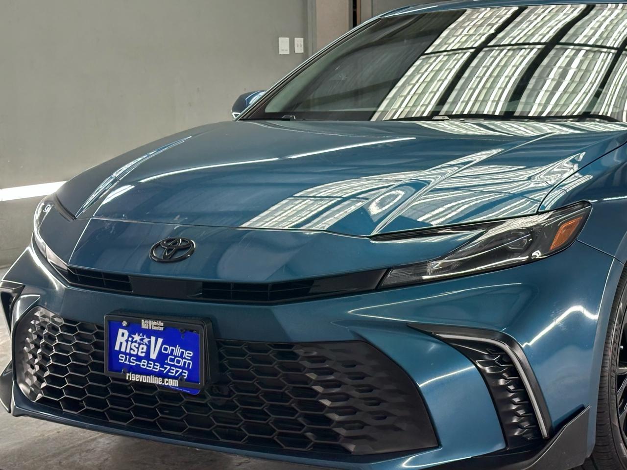 Toyota Camry Hybrid XLE 2025