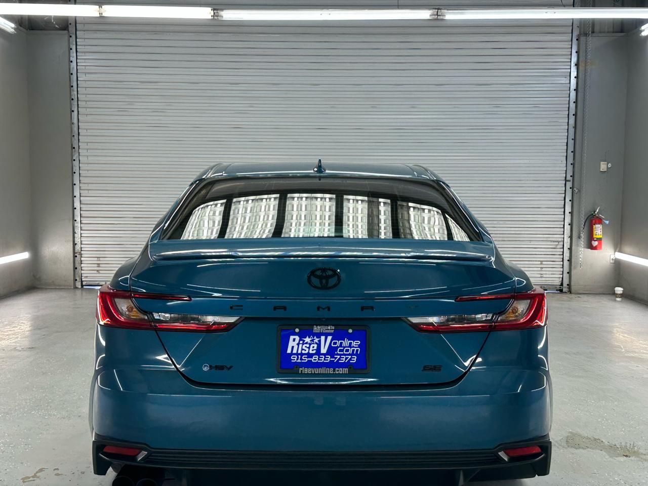 Toyota Camry Hybrid XLE 2025