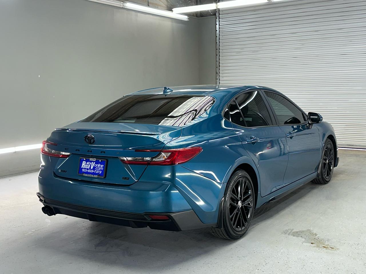 Toyota Camry Hybrid XLE 2025