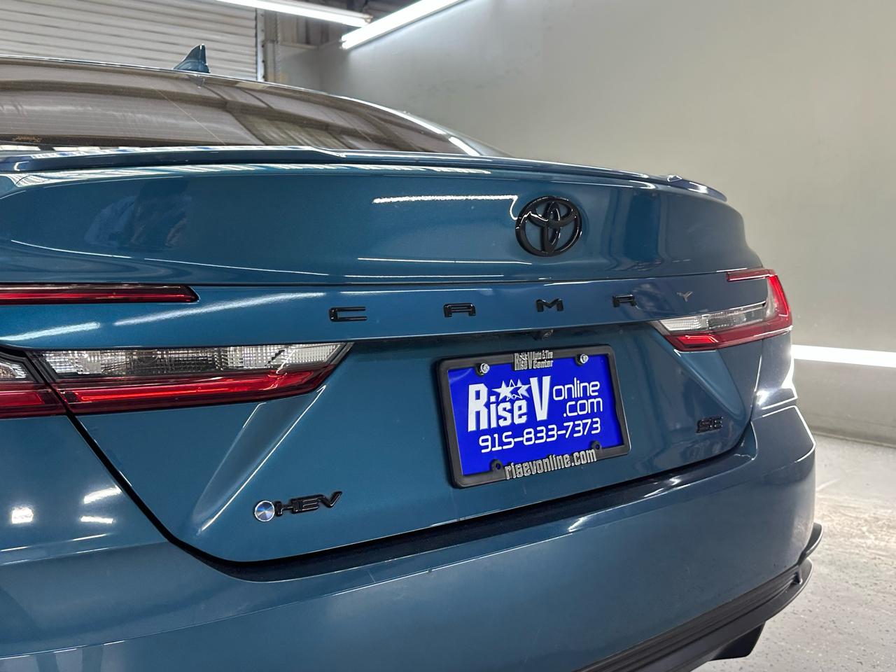 Toyota Camry Hybrid XLE 2025