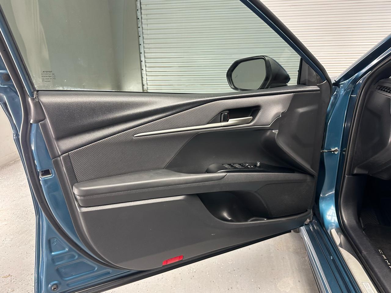 Toyota Camry Hybrid XLE 2025