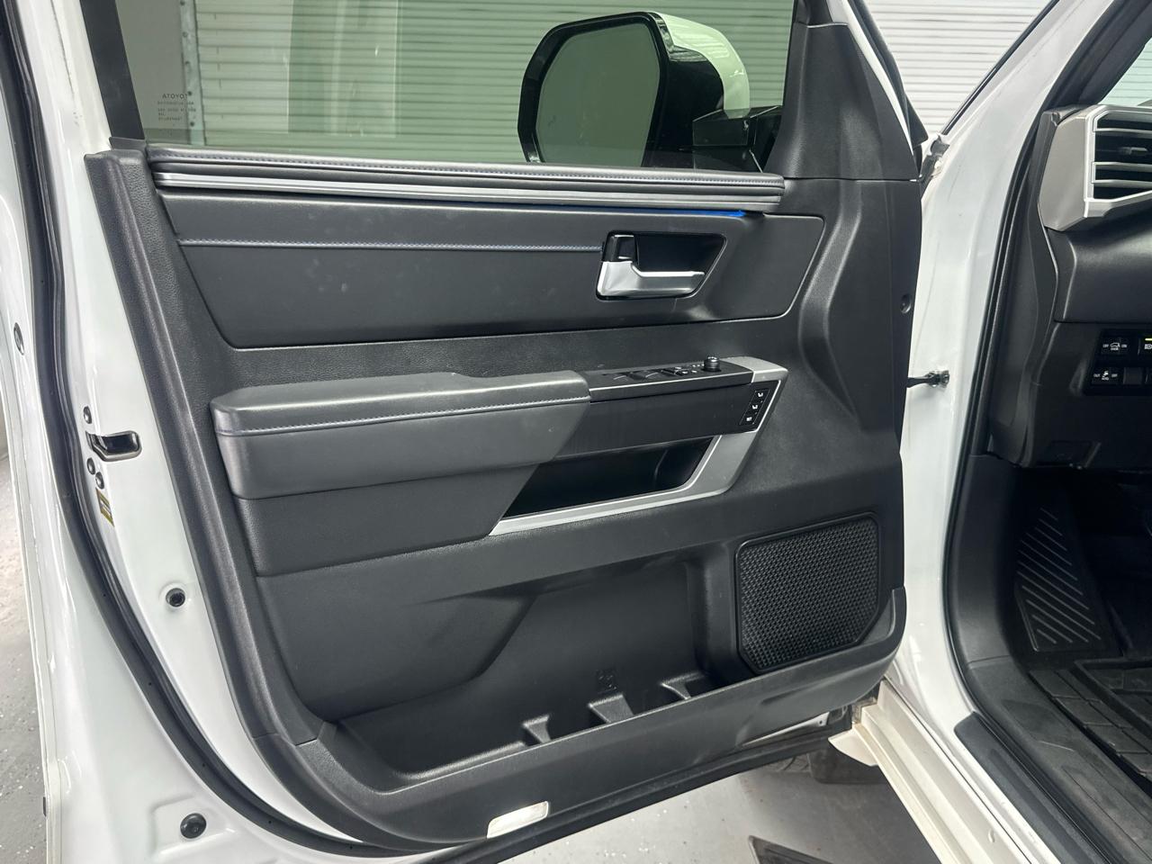 Toyota Sequoia Platinum 4WD FFV (Natl) 2023