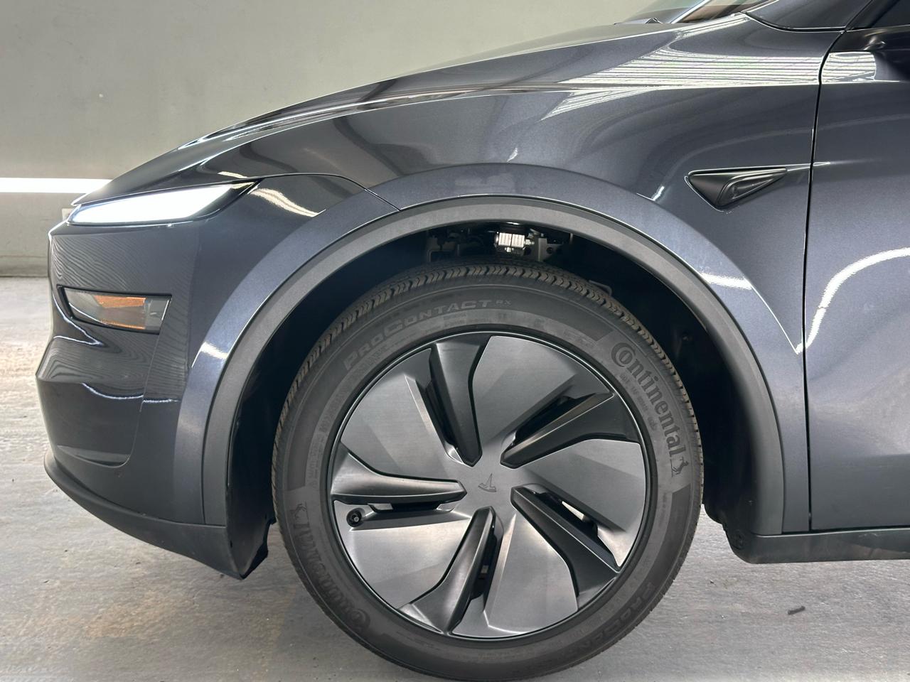 Tesla Model Y  2026