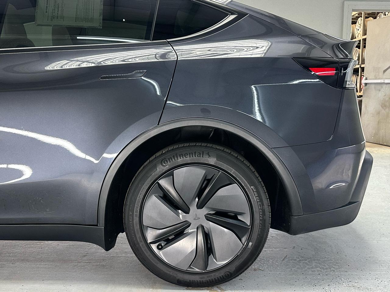 Tesla Model Y  2026