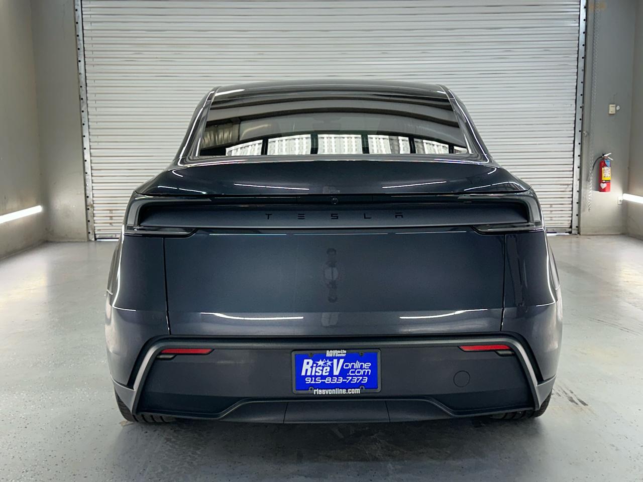 Tesla Model Y  2026