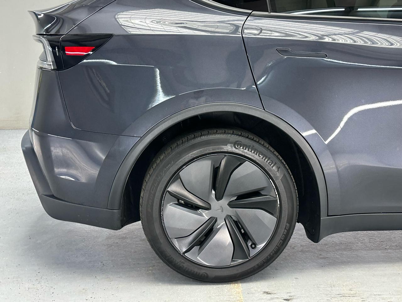 Tesla Model Y  2026