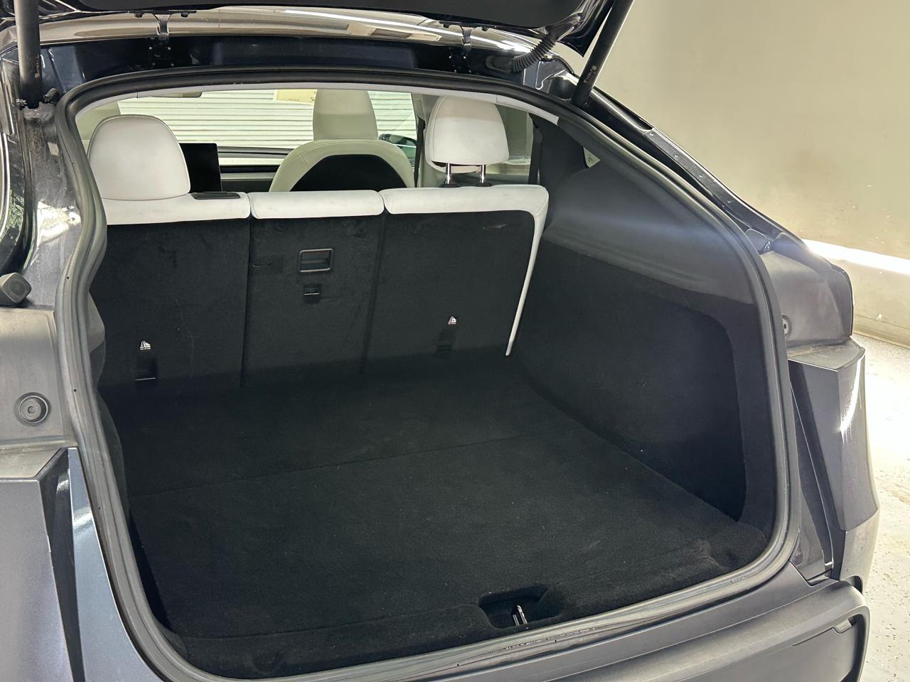 Tesla Model Y  2026