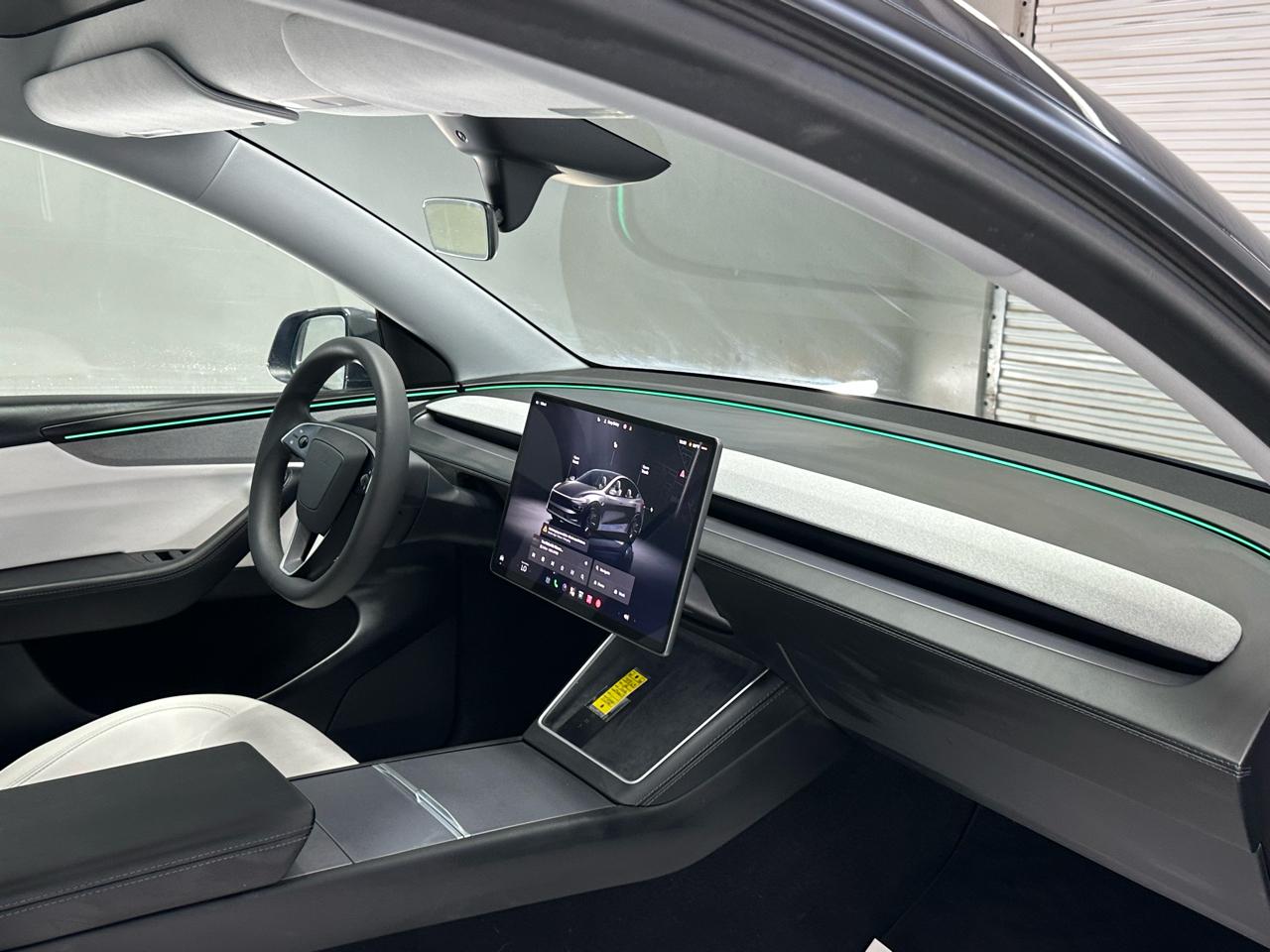 Tesla Model Y  2026