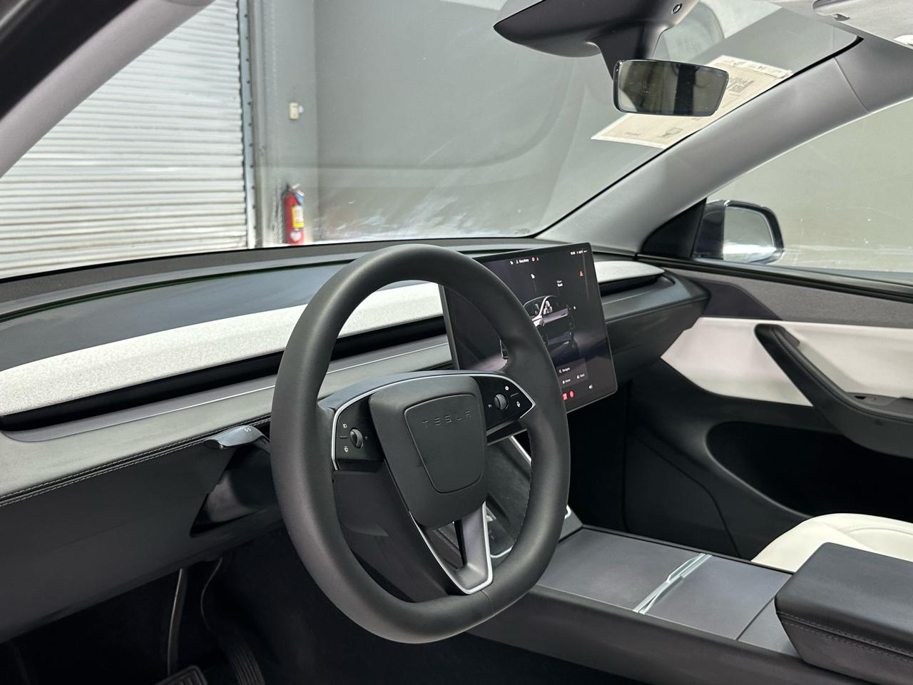 Tesla Model Y  2026