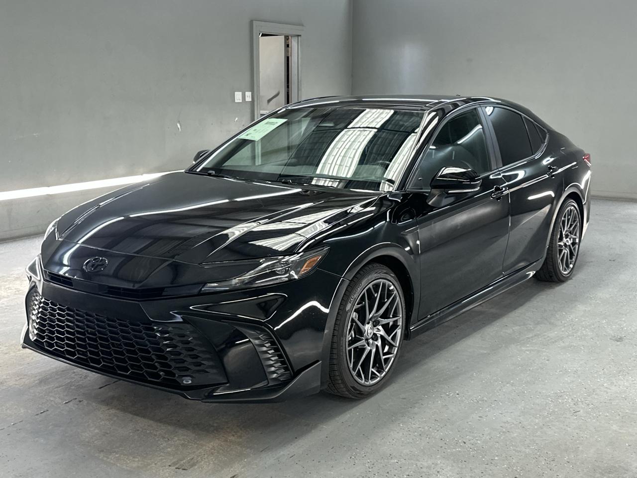 Toyota Camry Hybrid SE 2025