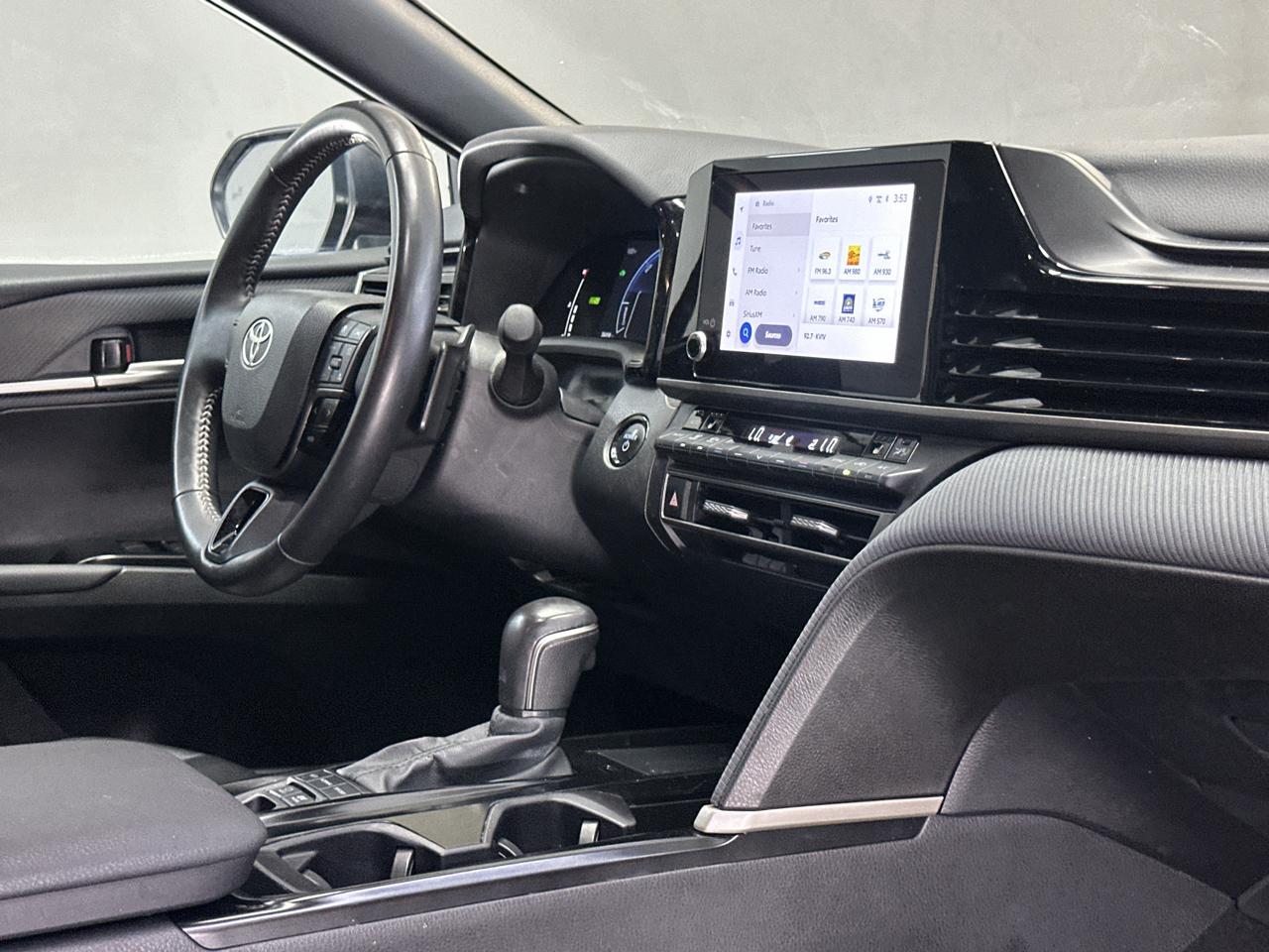 Toyota Camry Hybrid SE 2025