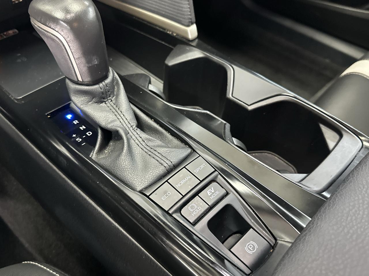 Toyota Camry Hybrid SE 2025