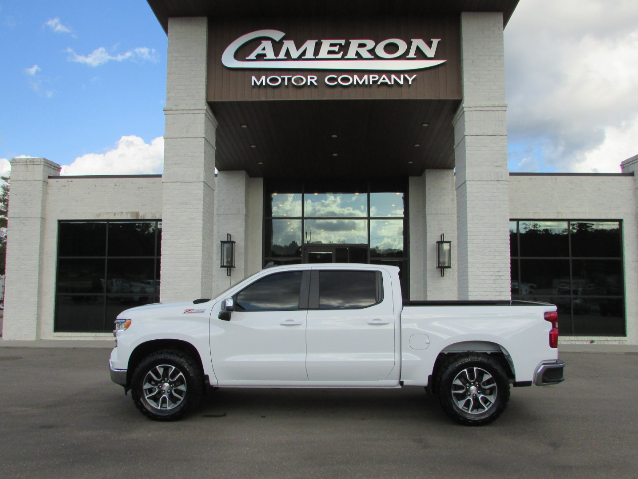 2023 Chevrolet Silverado 1500 4WD Crew Cab 147" LT w/1LT