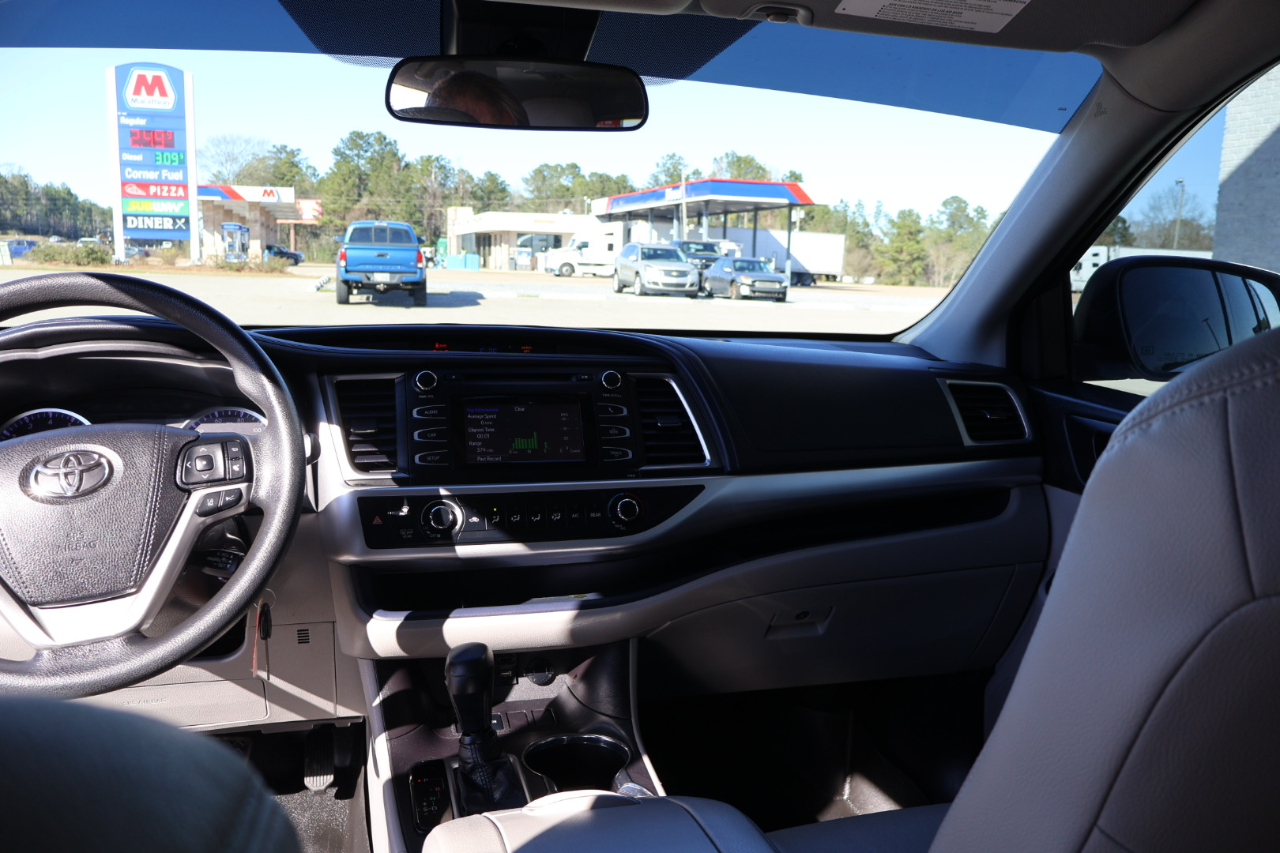 Toyota Highlander LE I4 FWD (Natl) 2019