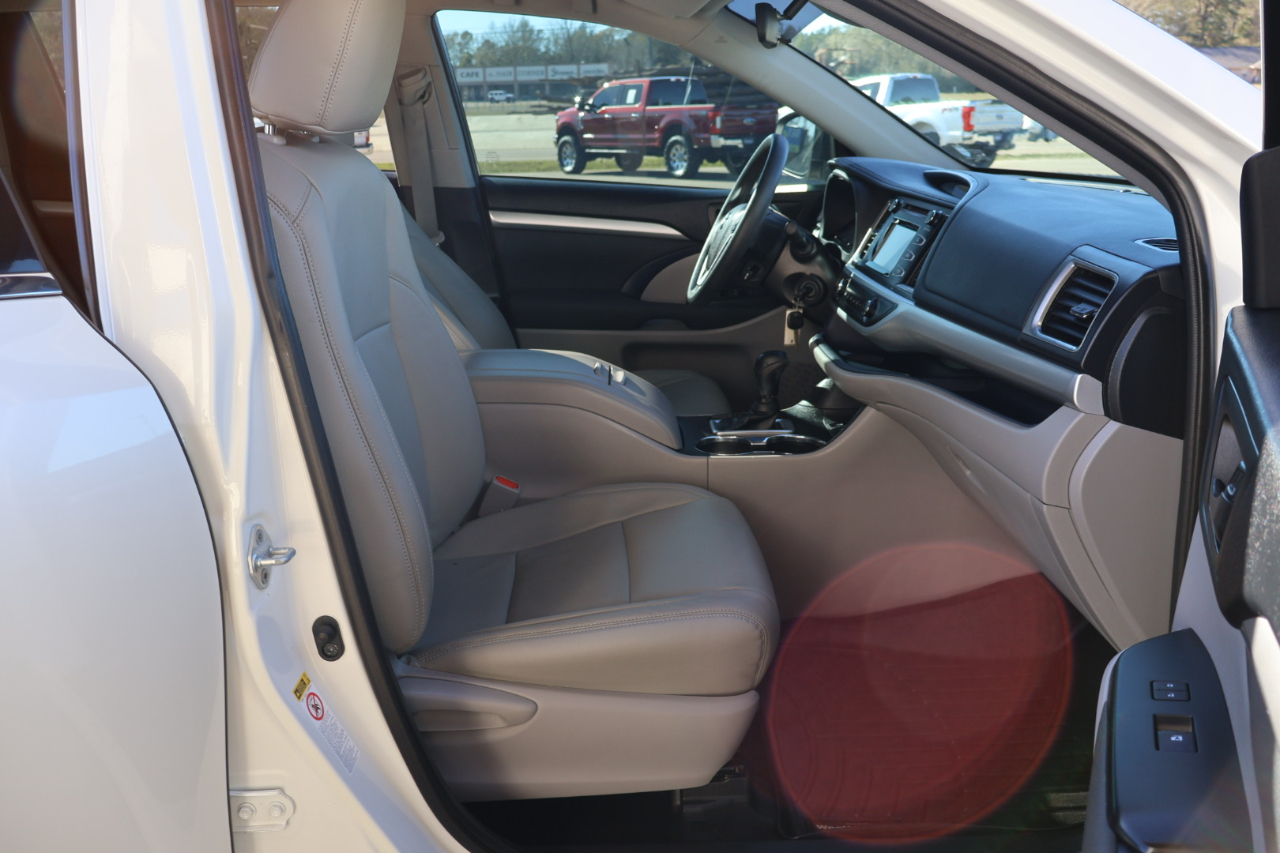 Toyota Highlander LE I4 FWD (Natl) 2019