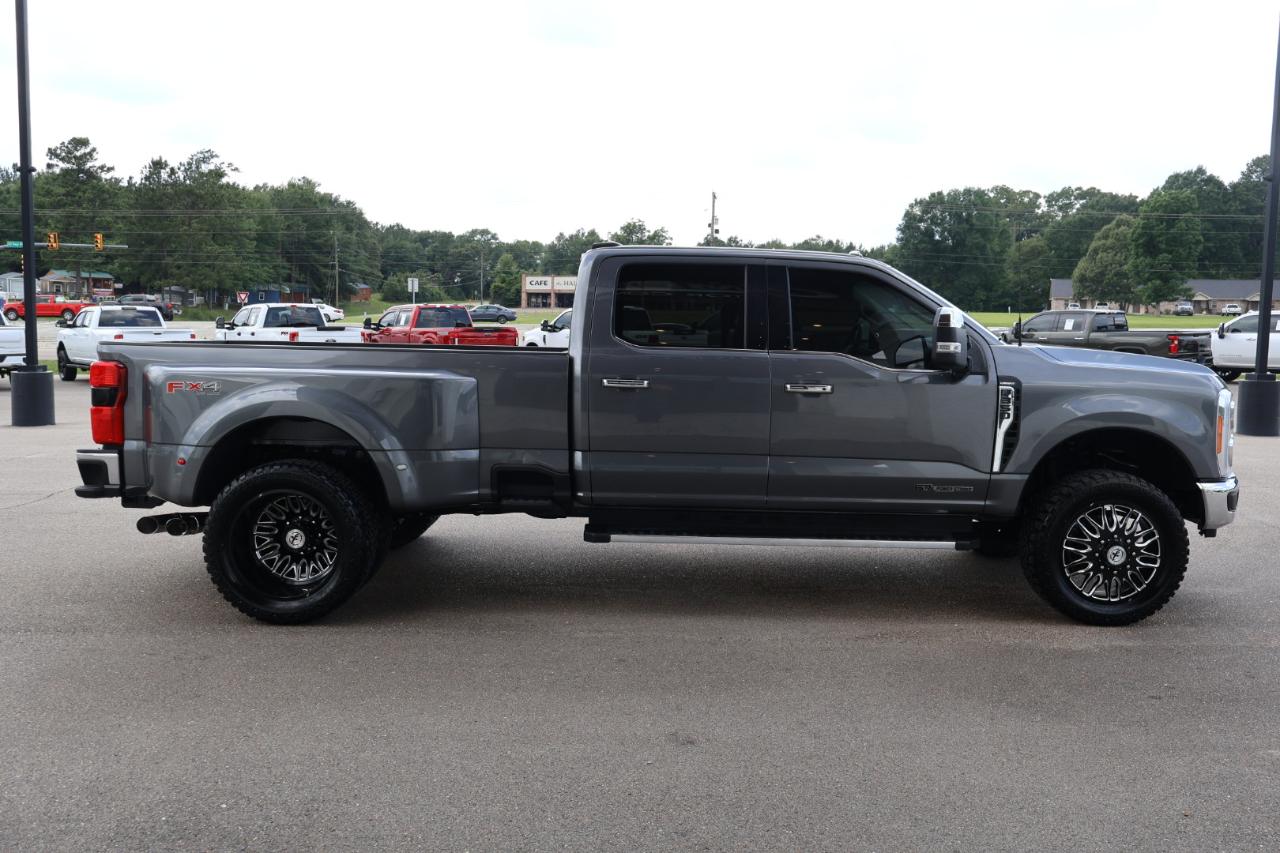 Ford F350SD Lariat Crew Cab 4WD DRW 2023