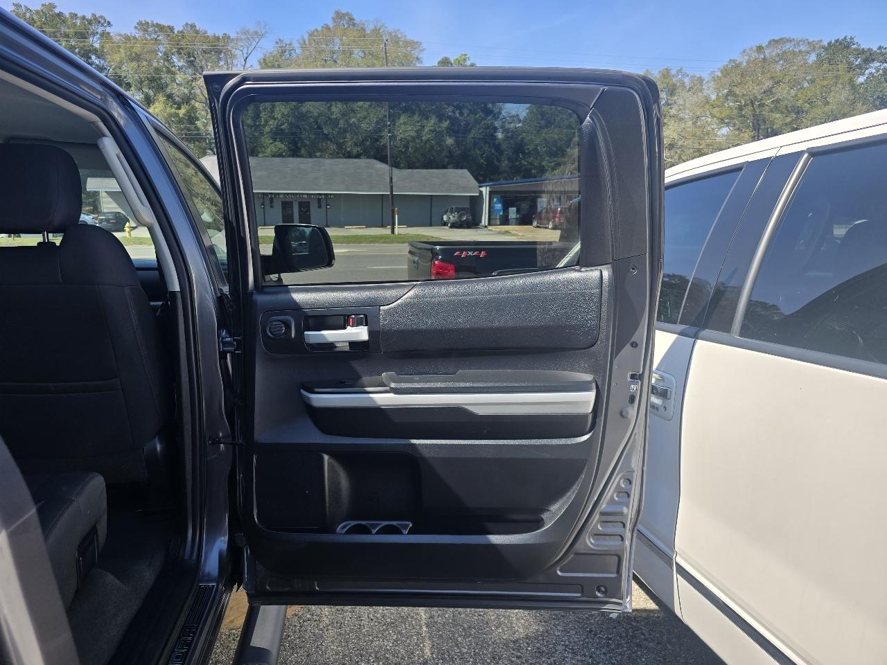 Toyota Tundra SR5 5.7L V8 FFV CrewMax 4WD 2019