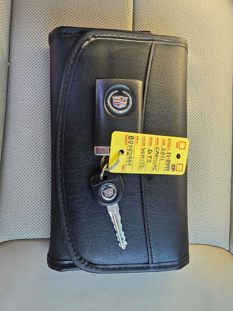 Cadillac DTS Luxury 2011