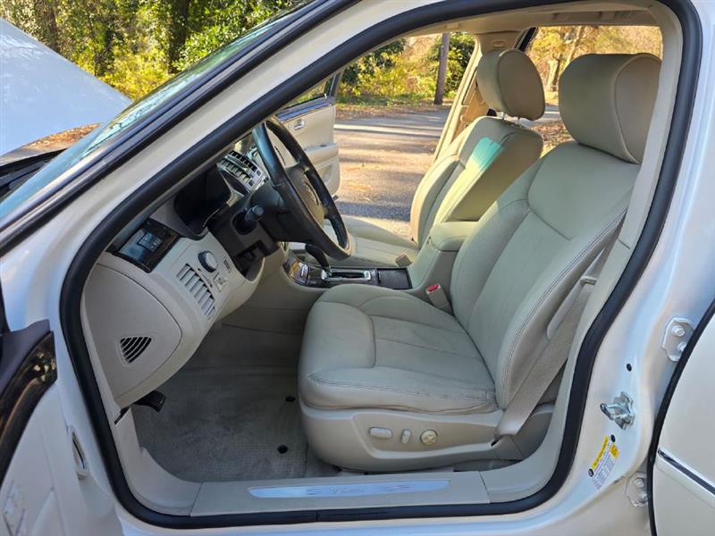 Cadillac DTS Luxury 2011