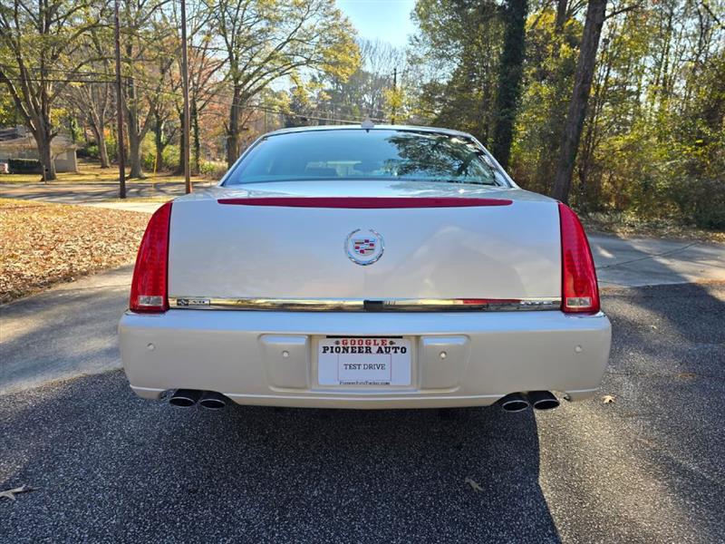 Cadillac DTS Luxury 2011