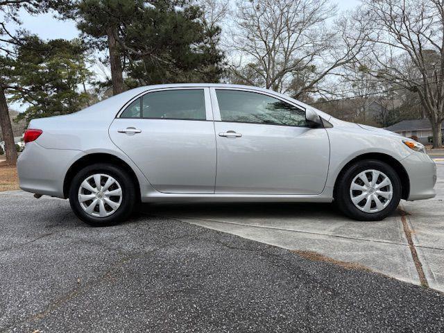 Toyota Corolla Base 5-Speed MT 2010