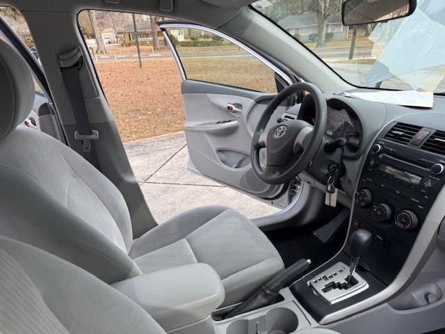 Toyota Corolla Base 5-Speed MT 2010