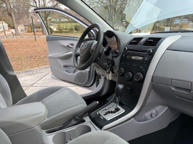 Toyota Corolla Base 5-Speed MT 2010