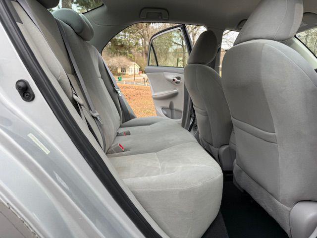 Toyota Corolla Base 5-Speed MT 2010