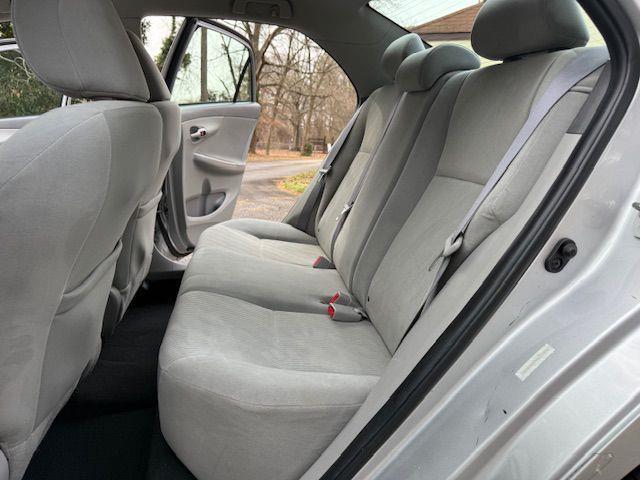 Toyota Corolla Base 5-Speed MT 2010