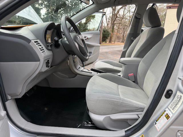 Toyota Corolla Base 5-Speed MT 2010