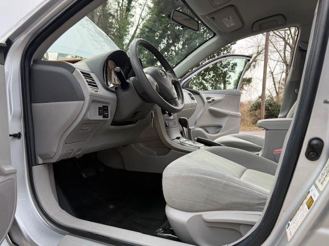 Toyota Corolla Base 5-Speed MT 2010