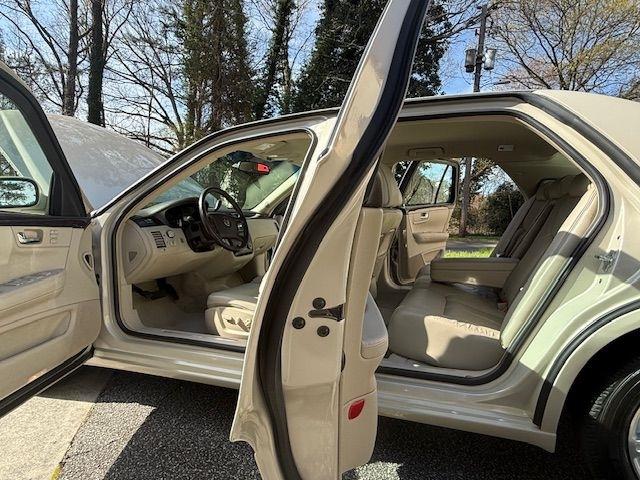 Cadillac DTS V8 2011