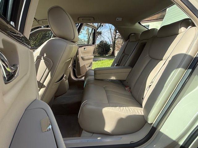 Cadillac DTS V8 2011