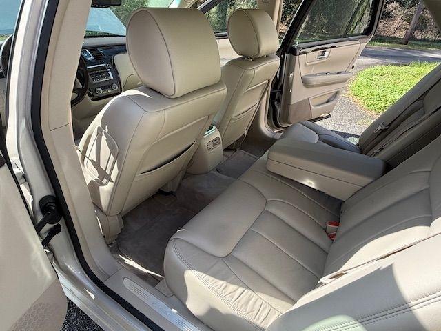 Cadillac DTS V8 2011