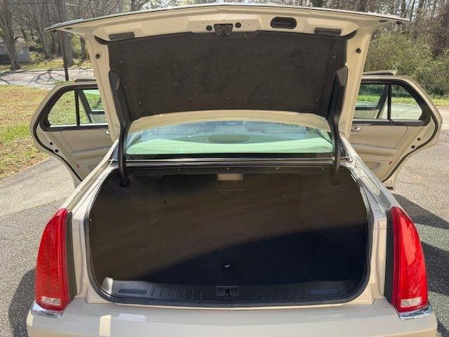 Cadillac DTS V8 2011