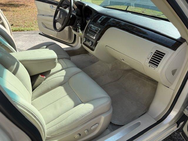 Cadillac DTS V8 2011