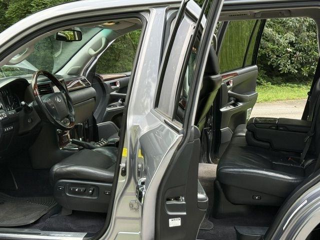 Lexus LX 570 Sport Utility 2011