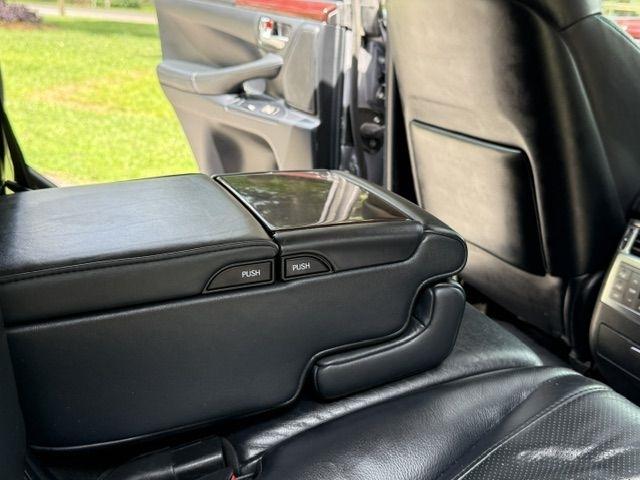 Lexus LX 570 Sport Utility 2011