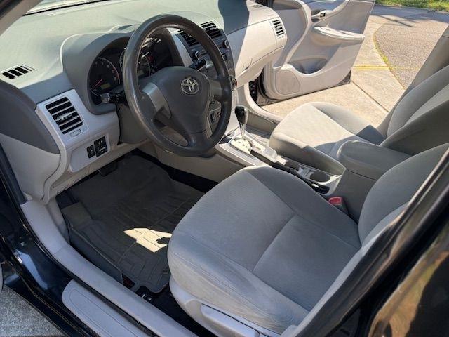 Toyota Corolla Base 5-Speed MT 2010