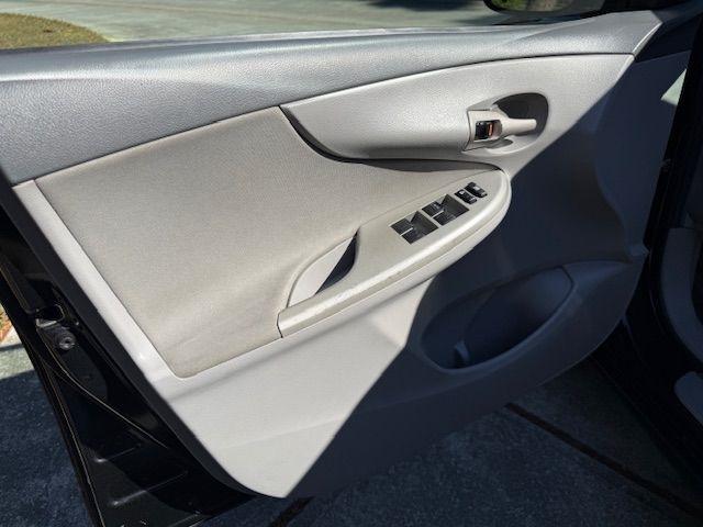 Toyota Corolla Base 5-Speed MT 2010