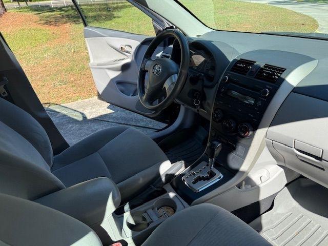 Toyota Corolla Base 5-Speed MT 2010