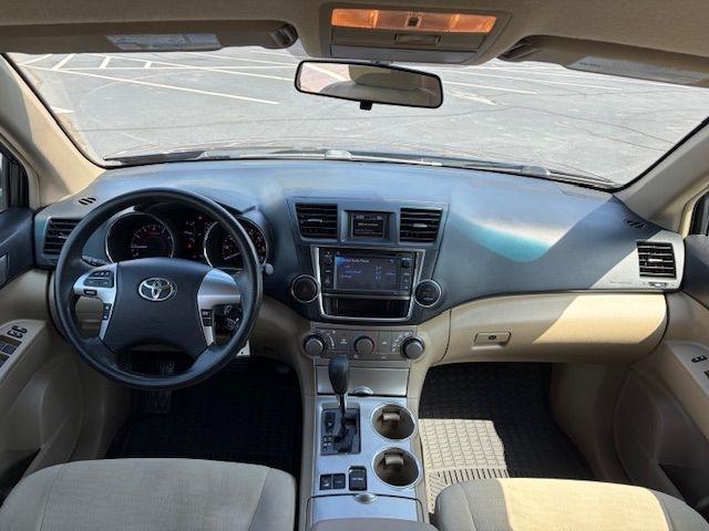 Toyota Highlander Base 4WD 2013