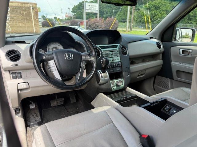 Honda Pilot Touring 2WD 5-Spd AT with DVD 2010