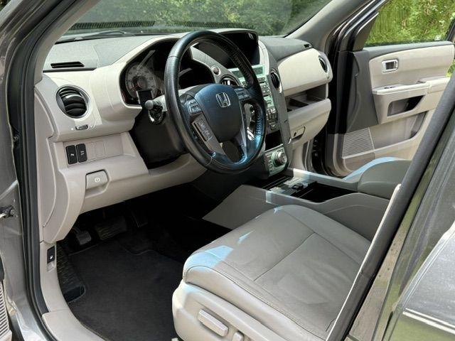 Honda Pilot Touring 2WD 5-Spd AT with DVD 2010