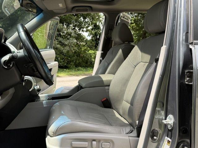 Honda Pilot Touring 2WD 5-Spd AT with DVD 2010